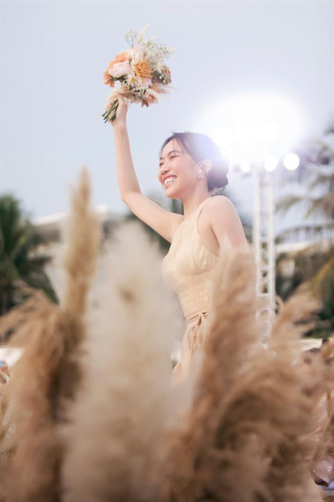 Lộ diện mỹ nhân bắt được hoa cưới Diệu Nhi - Anh Tú - Hình 8