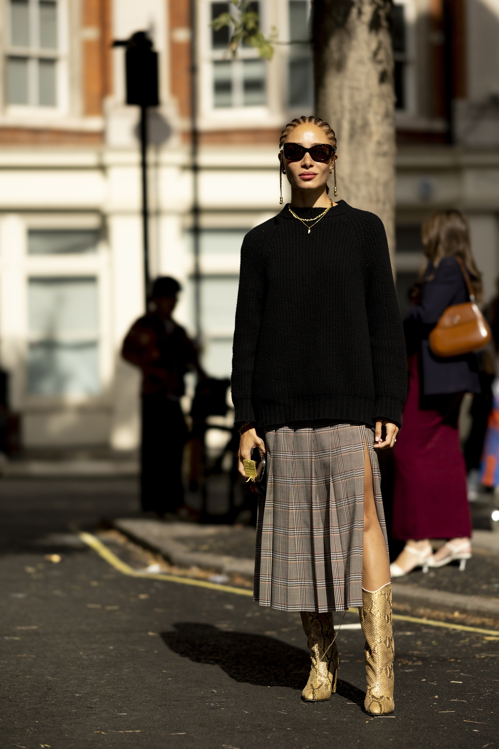 Lưu lại những gạch đầu dòng cách diện áo len oversized thời thượng nhất cho phái đẹp - Hình 2
