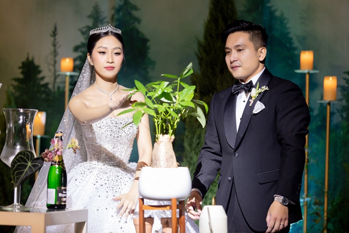 MC Liêu Hà Trinh nói lời ngôn tình với chồng doanh nhân trong đám cưới - Hình 7