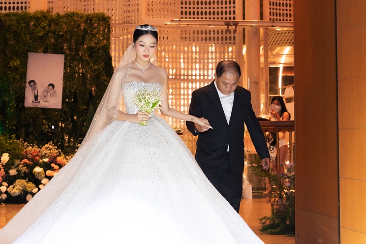 MC Liêu Hà Trinh nói lời ngôn tình với chồng doanh nhân trong đám cưới - Hình 4