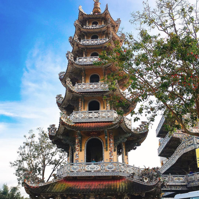 Ngắm chùa Linh Phước Đà Lạt với kiến trúc ve chai độc đáo - Hình 5