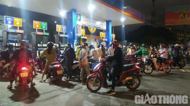 Người Sài Gòn khốn khổ đi lùng chỗ đổ xăng - Hình 7
