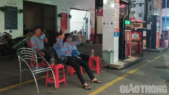 Người Sài Gòn khốn khổ đi lùng chỗ đổ xăng - Hình 2