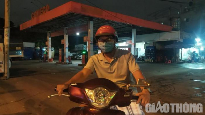 Người Sài Gòn khốn khổ đi lùng chỗ đổ xăng - Hình 6