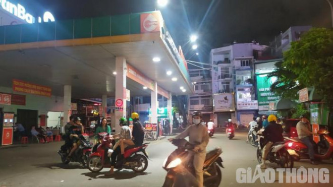 Người Sài Gòn khốn khổ đi lùng chỗ đổ xăng - Hình 1