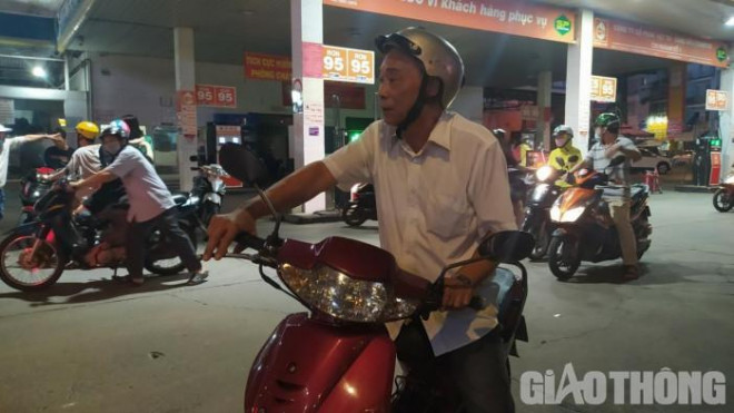 Người Sài Gòn khốn khổ đi lùng chỗ đổ xăng - Hình 4