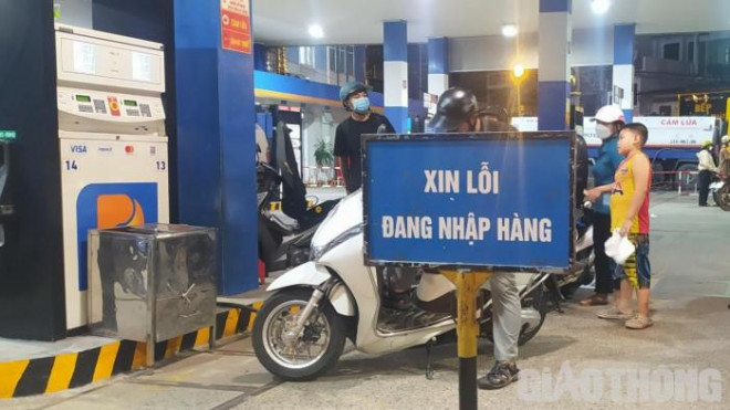 Người Sài Gòn khốn khổ đi lùng chỗ đổ xăng - Hình 10