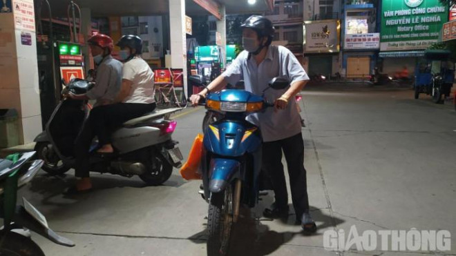 Người Sài Gòn khốn khổ đi lùng chỗ đổ xăng - Hình 3