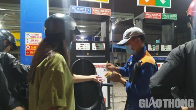 Người Sài Gòn khốn khổ đi lùng chỗ đổ xăng - Hình 8