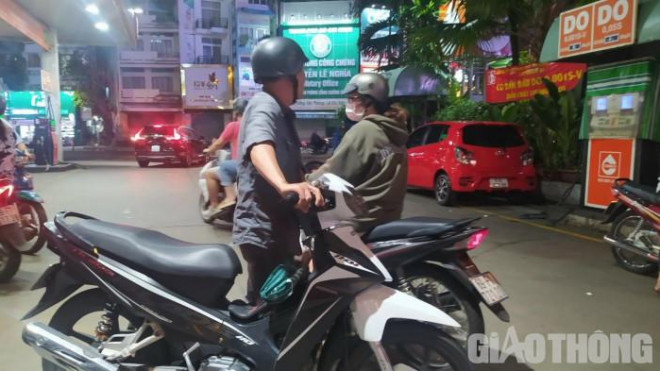 Người Sài Gòn khốn khổ đi lùng chỗ đổ xăng - Hình 5