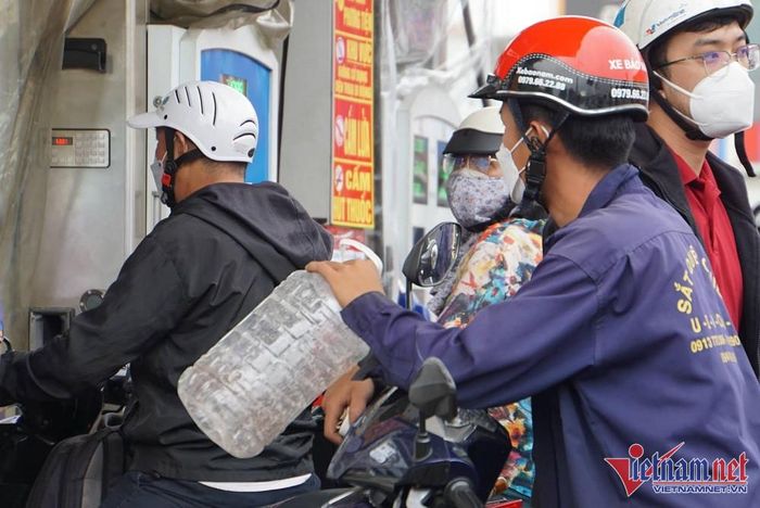 Sở Công Thương TP.HCM: Không bán xăng dầu cho người mang can mua dự trữ - Hình 1