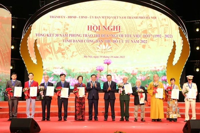 Thầy giáo 73 tuổi nhận danh hiệu Công dân Thủ đô ưu tú - Hình 1