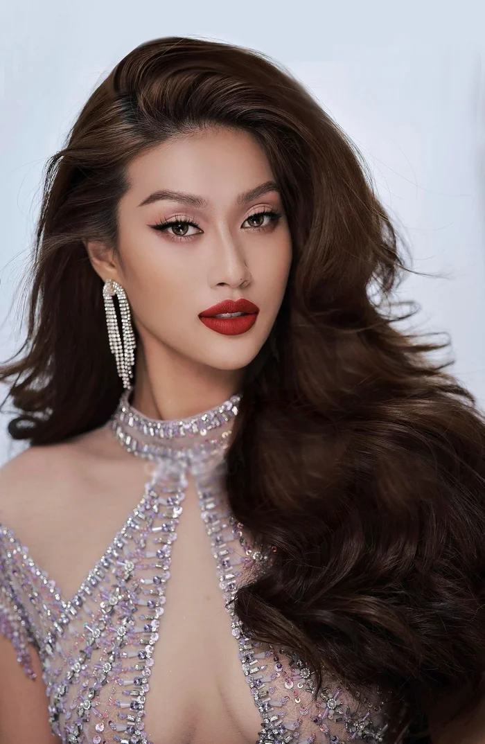 Thiên Ân lấy lòng chủ tịch Miss Grand, rủ rê ông Nawat làm 1 việc liền được khen khéo hơn Thùy Tiên? - Hình 6