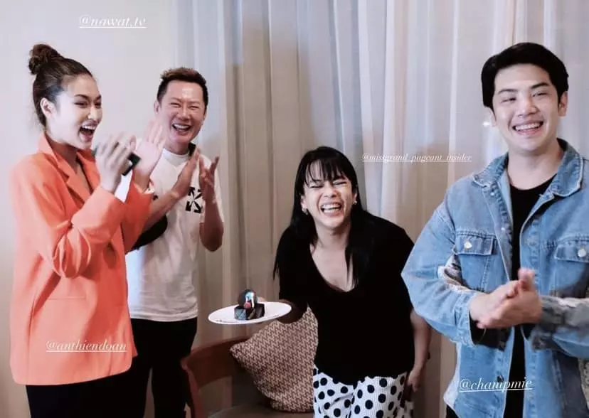 Thiên Ân lấy lòng chủ tịch Miss Grand, rủ rê ông Nawat làm 1 việc liền được khen khéo hơn Thùy Tiên? - Hình 3