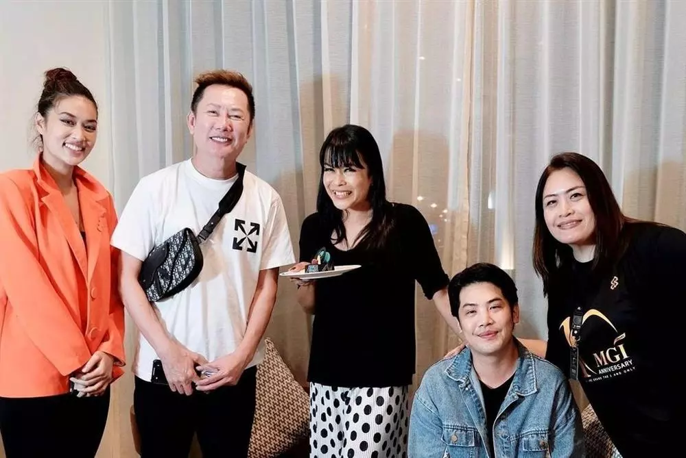 Thiên Ân lấy lòng chủ tịch Miss Grand, rủ rê ông Nawat làm 1 việc liền được khen khéo hơn Thùy Tiên? - Hình 2