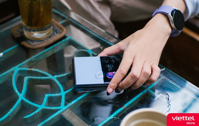 Thỏa sức pose dáng với Flex Cam trên Galaxy Z Flip4, linh hoạt chẳng ngại mưa gió - Hình 6