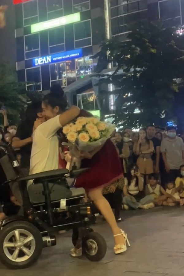 Tô Đình Khánh - chàng trai không chân cầu hôn bạn gái giữa phố, nói đúng 3 từ làm ai cũng xúc động - Hình 6