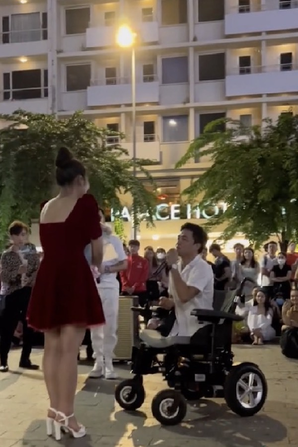 Tô Đình Khánh - chàng trai không chân cầu hôn bạn gái giữa phố, nói đúng 3 từ làm ai cũng xúc động - Hình 1