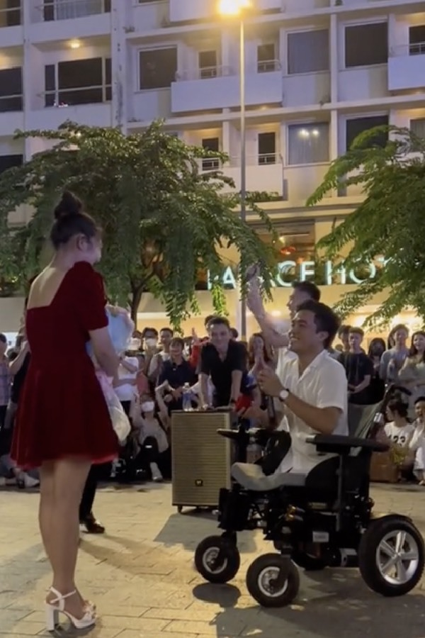 Tô Đình Khánh - chàng trai không chân cầu hôn bạn gái giữa phố, nói đúng 3 từ làm ai cũng xúc động - Hình 3