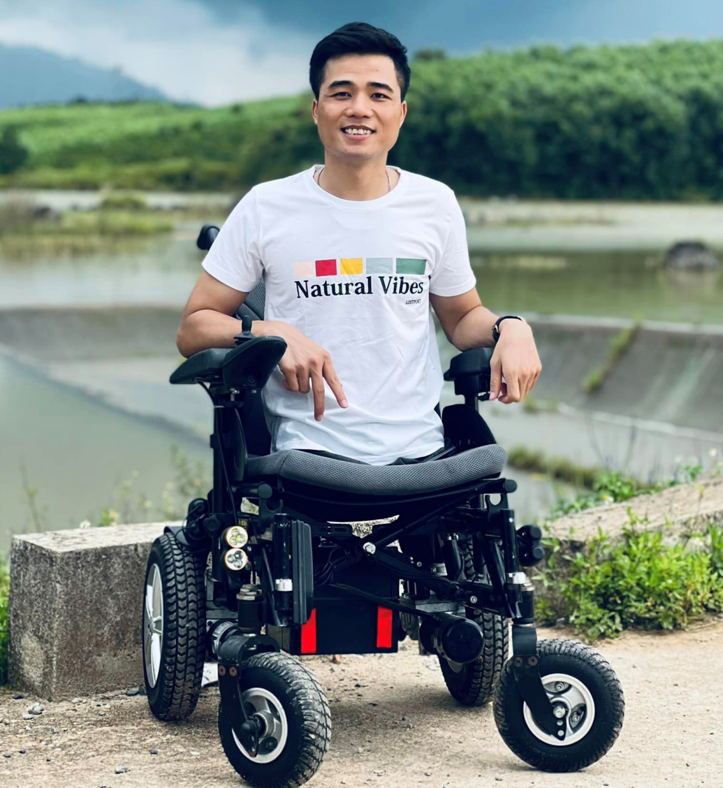 Tô Đình Khánh - chàng trai không chân cầu hôn bạn gái giữa phố, nói đúng 3 từ làm ai cũng xúc động - Hình 8