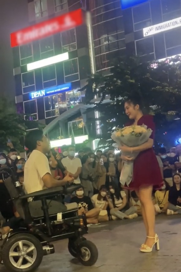 Tô Đình Khánh - chàng trai không chân cầu hôn bạn gái giữa phố, nói đúng 3 từ làm ai cũng xúc động - Hình 4