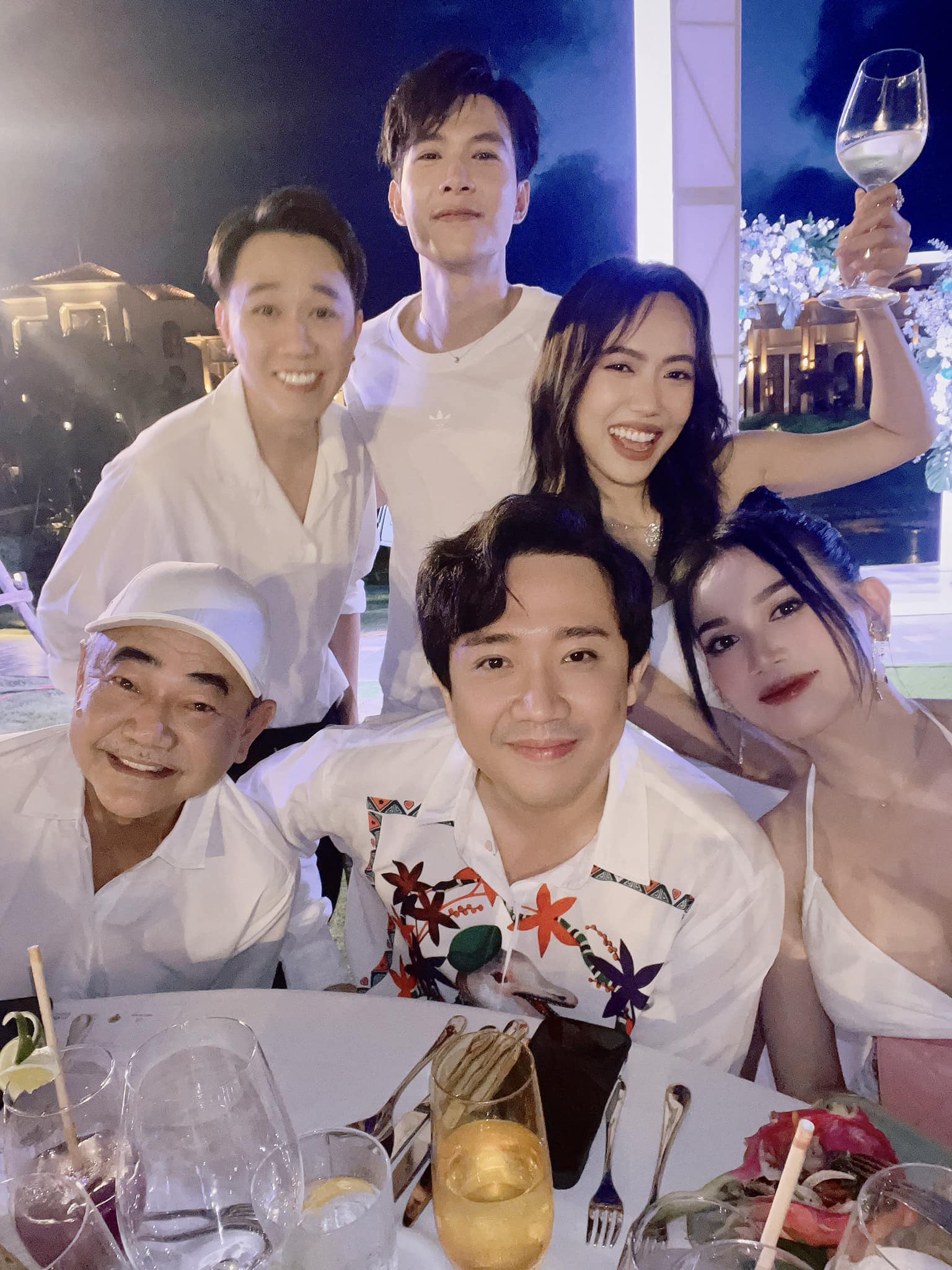 Trấn Thành khoe ảnh một mình đi ăn cưới Diệu Nhi - Anh Tú, netizen hỏi: Sao không có Hari Won? - Hình 4