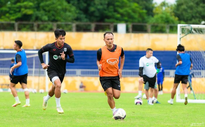 Trọng Hoàng mang đến nhiều phấn khích cho các cầu thủ trẻ Sông Lam Nghệ An - Hình 1