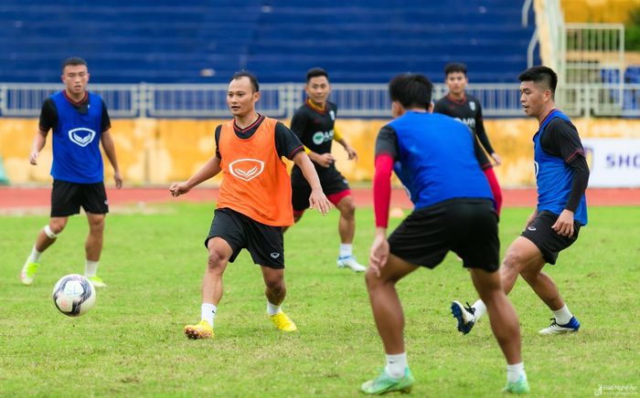 Trọng Hoàng mang đến nhiều phấn khích cho các cầu thủ trẻ Sông Lam Nghệ An - Hình 7