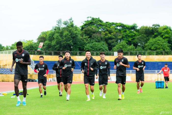 Trọng Hoàng mang đến nhiều phấn khích cho các cầu thủ trẻ Sông Lam Nghệ An - Hình 8