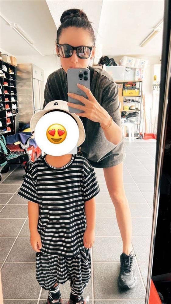Trương Bá Chi khoe cận cảnh vóc dáng con trai thứ 3 - Hình 1