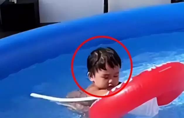 Trương Bá Chi khoe cận cảnh vóc dáng con trai thứ 3 - Hình 2