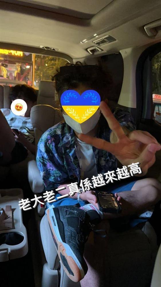 Trương Bá Chi khoe cận cảnh vóc dáng con trai thứ 3 - Hình 3