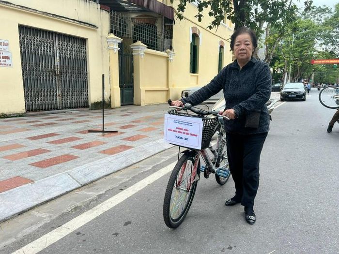 Trường THCS Hồng Bàng (Hải Phòng) tặng xe đạp cho 42 học sinh khó khăn - Hình 3