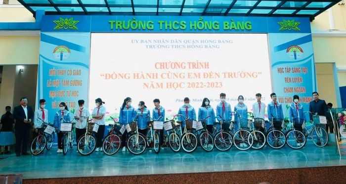 Bảo hiểm Nhân lâu Prudential trao tặng xe đạp điện Thống Nhất mang lại học viên bần hàn  thị xã Yên Mô  Xe Đạp Thống Nhất