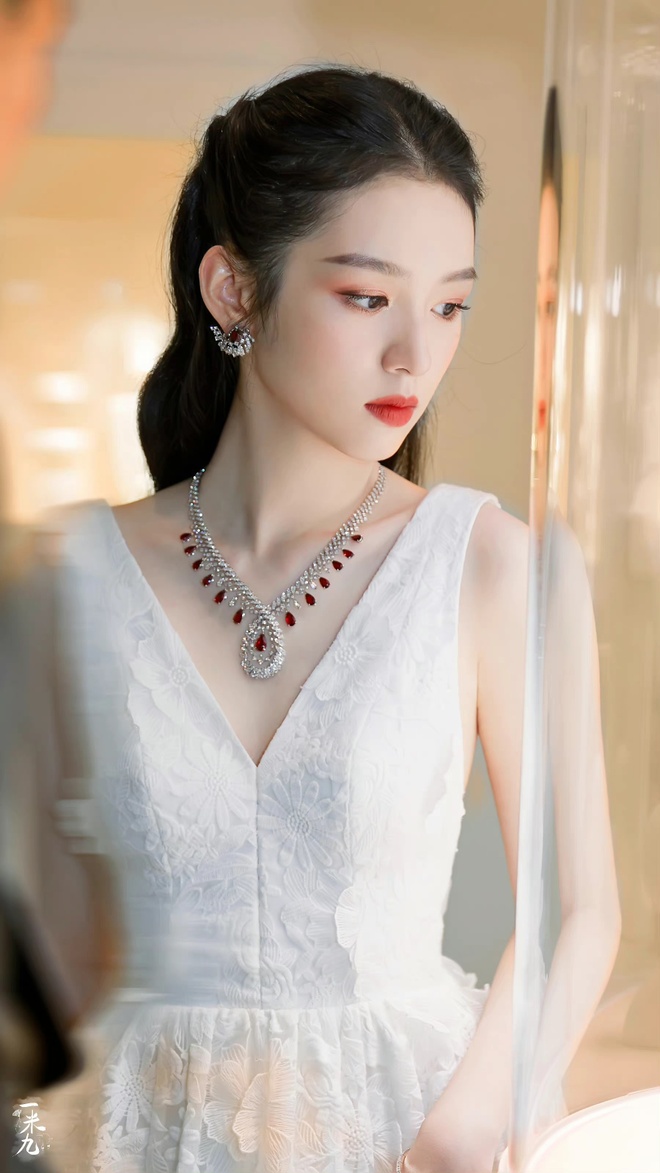 Vẻ đẹp của tiểu hoa đán Châu Dã - Hình 4