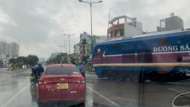 Vụ tàu vào ga Sài Gòn dừng khẩn: Đình chỉ kíp trực tàu làm sai quy trình - Hình 1