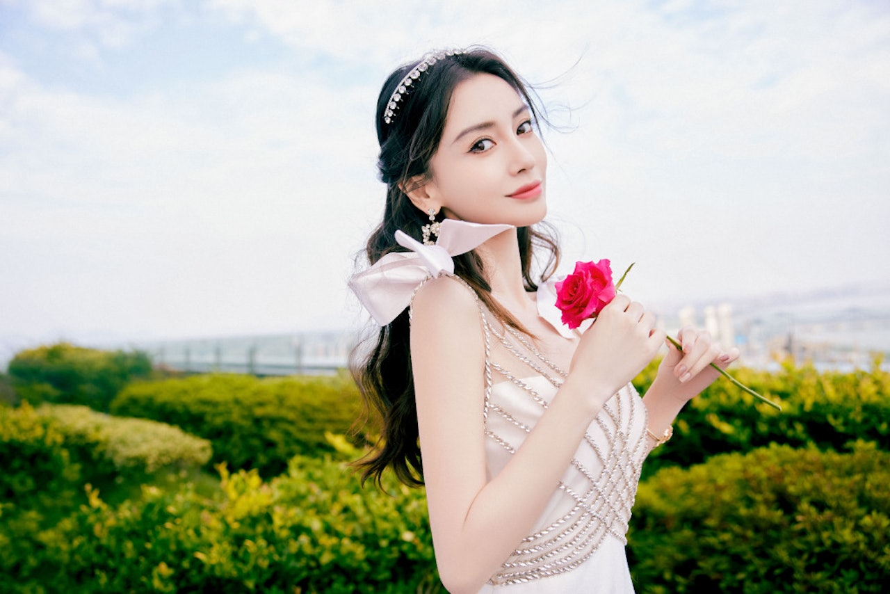 Angelababy 'trả đũa Huỳnh Hiểu Minh, đi chùa cầu duyên tìm tình mới - Hình 6