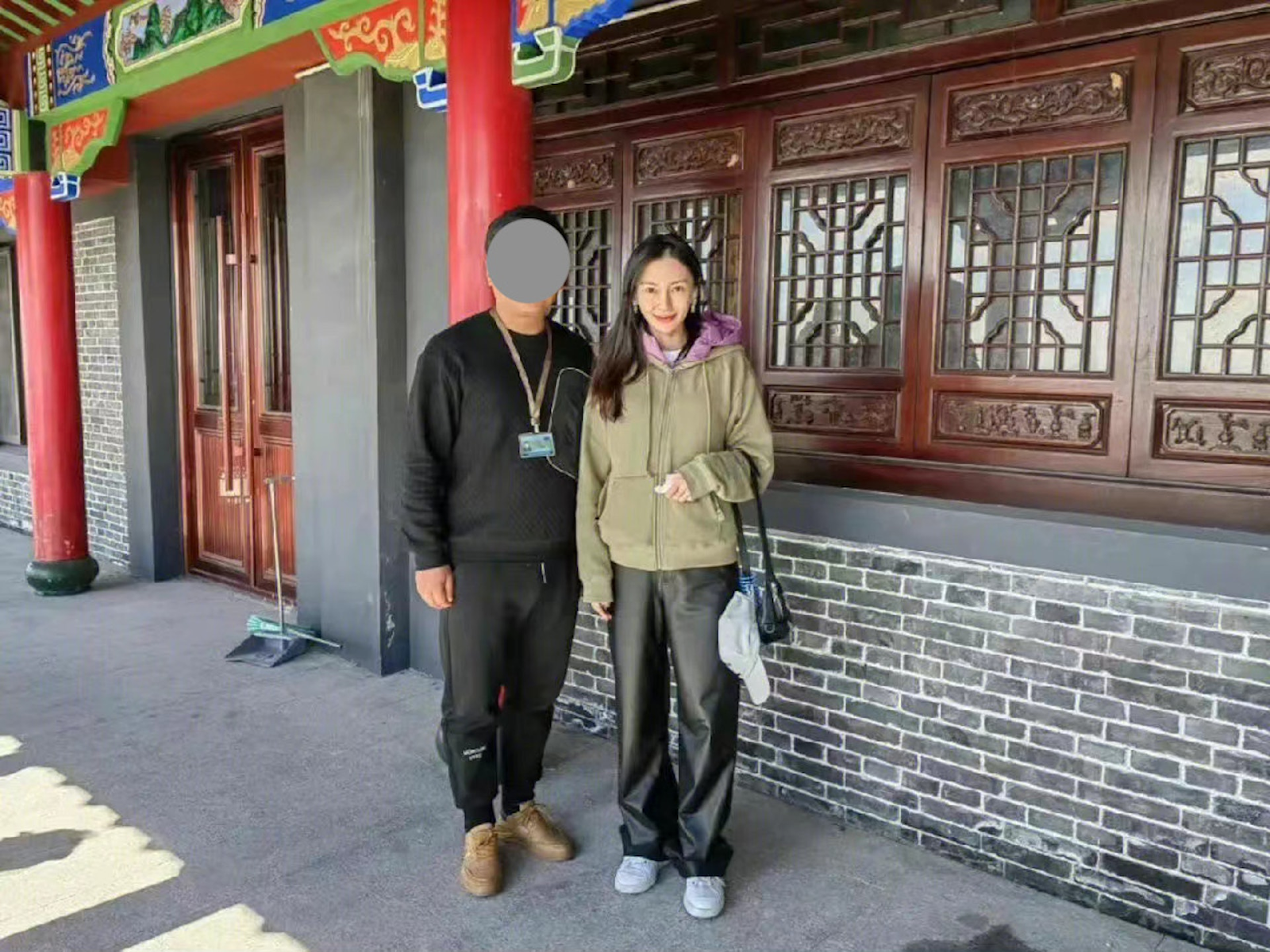 Angelababy 'trả đũa Huỳnh Hiểu Minh, đi chùa cầu duyên tìm tình mới - Hình 3