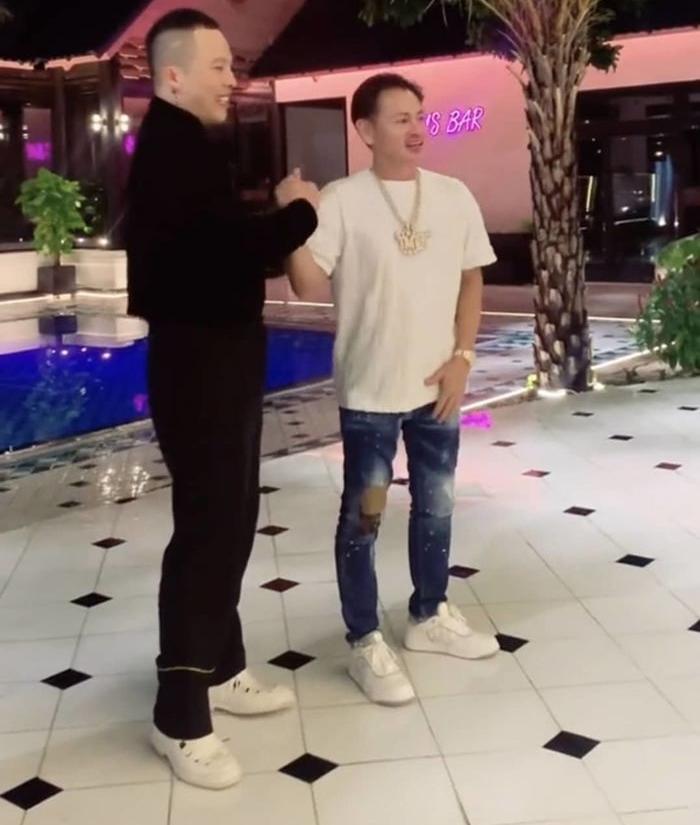 Tỷ phú Johnny Đặng có động thái gây choáng sau ồn ào về Việt Nam 'kết hợp' với ông bầu Ngọc Trinh - Hình 4