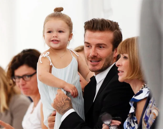 Harper - Gái út nhà Beckham càng lớn càng vỡ nét, gây tranh cãi với gu thời trang chín ép - Hình 2