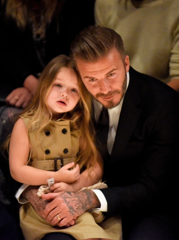 Harper - Gái út nhà Beckham càng lớn càng vỡ nét, gây tranh cãi với gu thời trang chín ép - Hình 1