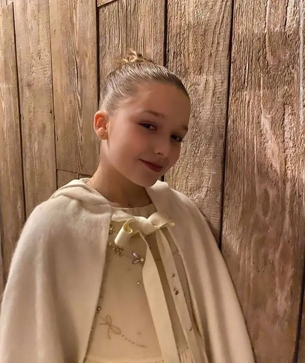 Harper - Gái út nhà Beckham càng lớn càng vỡ nét, gây tranh cãi với gu thời trang chín ép - Hình 4