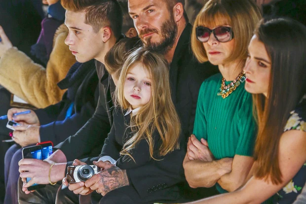 Harper - Gái út nhà Beckham càng lớn càng vỡ nét, gây tranh cãi với gu thời trang chín ép - Hình 3