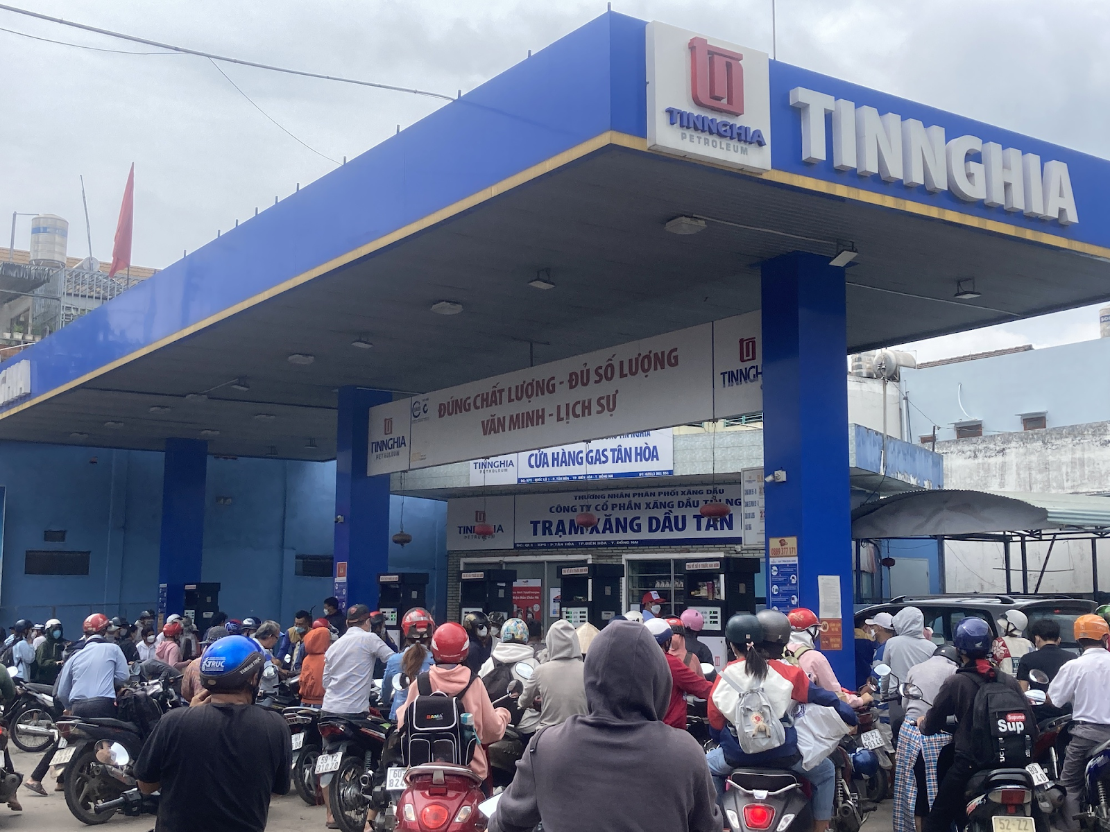 Không mua được xăng, nhóm thanh niên lao vào 'hỗn chiến' nhân viên, dọa quay lại đốt luôn cây xăng? - Hình 4