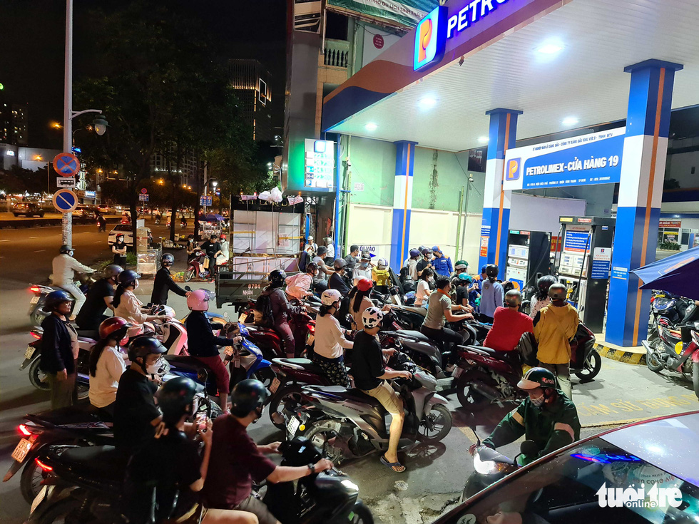 Không mua được xăng, nhóm thanh niên lao vào 'hỗn chiến' nhân viên, dọa quay lại đốt luôn cây xăng? - Hình 5