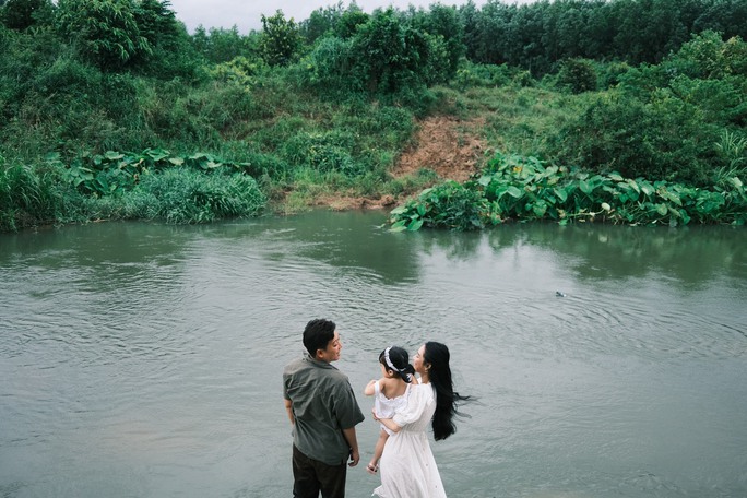 Trấn Thành 'trượt tay' để lộ ảnh Trường Giang 'tâm sự' lạ với 1 mỹ nhân tại đám cưới Diệu Nhi - Hình 8
