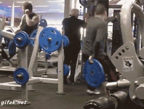 Những tình huống khó tin trong phòng gym khiến bao người thót tim - Hình 2