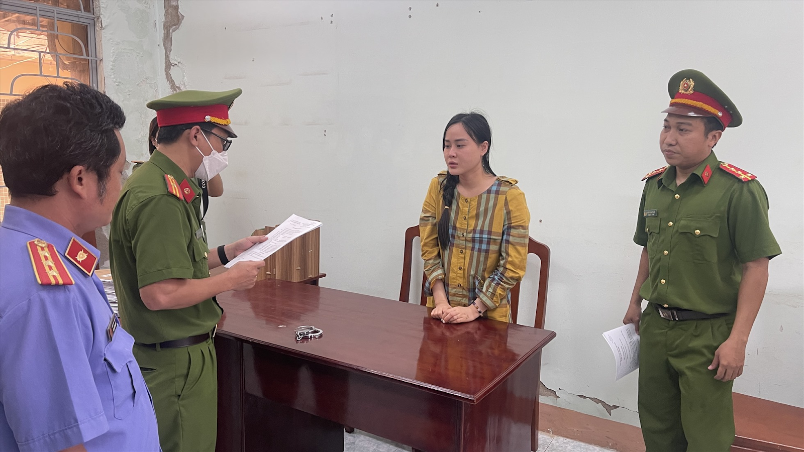 NÓNG: Chính thức bắt tạm giam, khởi tố Anna siêu lừa Bắc Giang - thái độ khác hẳn lúc livestream - Hình 1