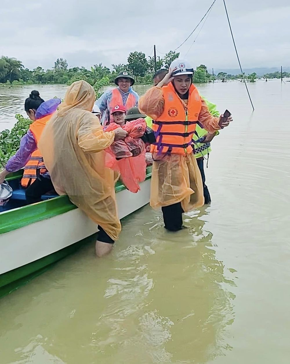 Thủy Tiên dần lấy lại tình cảm của dân tình: Không ngại gian khó, về quê chồng từ thiện - Hình 14