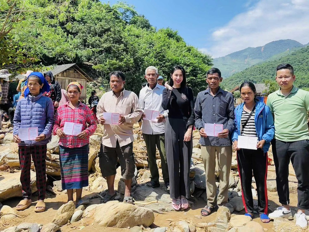 Thủy Tiên dần lấy lại tình cảm của dân tình: Không ngại gian khó, về quê chồng từ thiện - Hình 1